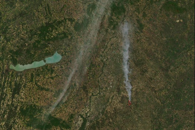 A HungaroMet tanulmányának 4. ábrája: Aqua/MODIS műholdkép, 2012. április 29. 13:40. A bugaci erdőtűz füstfáklyája elérte Budapest pesti oldalát. Forrás: NASA; közzétette: HungaroMet