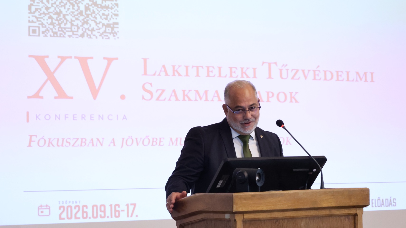 Előadó a XV. Lakiteleki Tűzvédelmi Szakmai Napok nyitódiája előtt.
