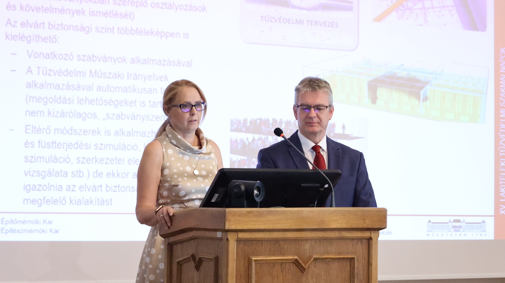 Közös szakmai előadás a konferencia pulpitusánál.