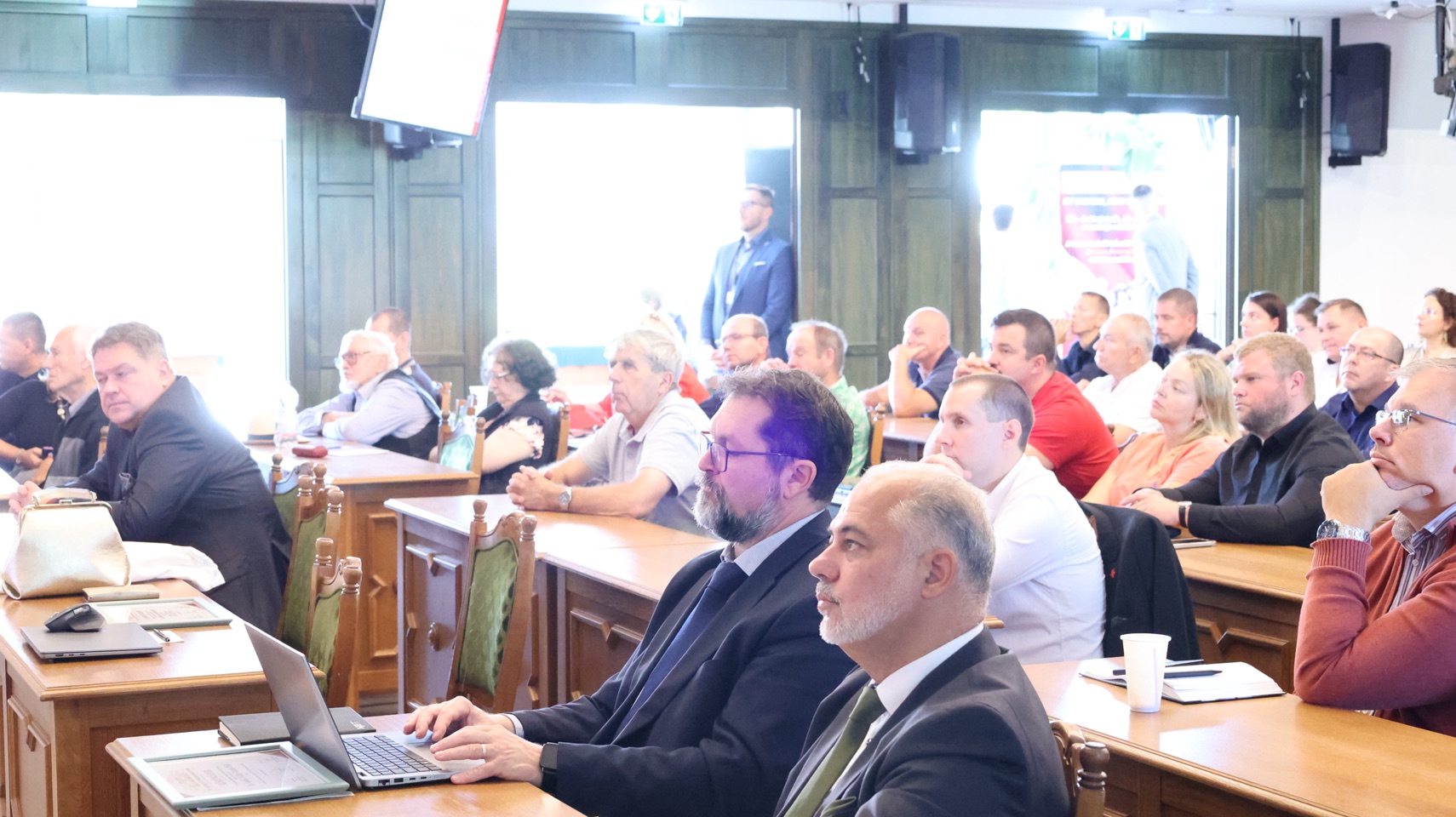 A konferencia résztvevői az előadóteremben.